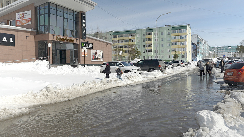 Улицы Ноябрьска начали уходить под воду из-за таяния снега