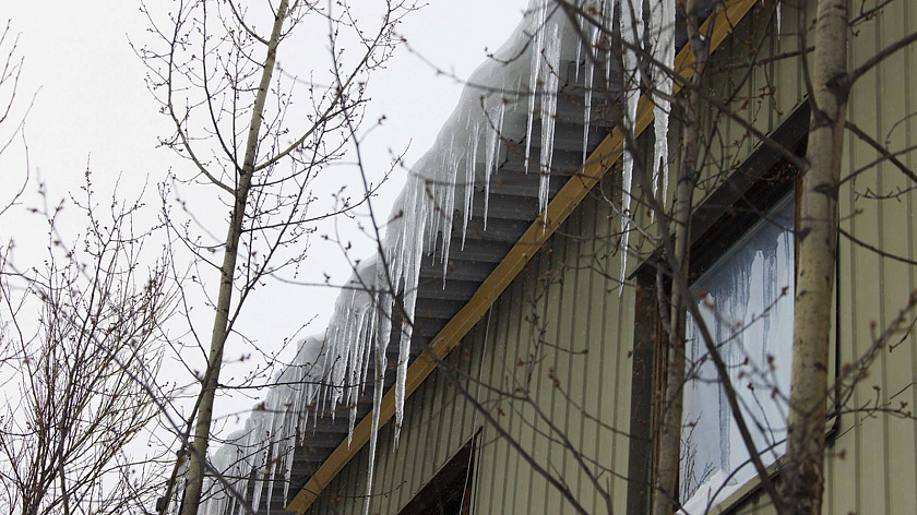 Жителей Салехарда призвали сообщать об опасных скоплениях снега на крышах 