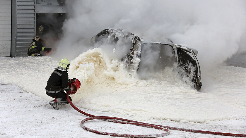 В Надыме потушили загоревшийся автомобиль