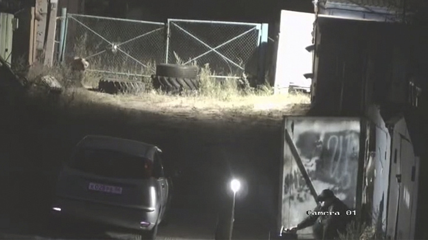 Житель Сургутского района и медведь устроили случайное рандеву в гараже