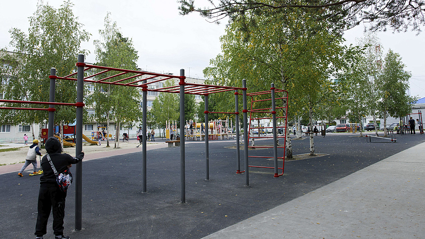 Новый жилой комплекс в Аксарке получил современные игровые площадки