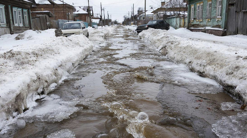 Жители Аксарки жалуются на зловонный ручей из нечистот