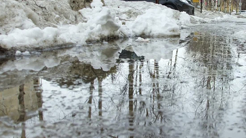 Надымчане пожаловались на огромные лужи во дворах и рядом с социальными объектами