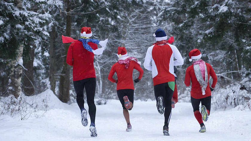 Салехардские спортсмены устроили зимний забег в новогодних костюмах