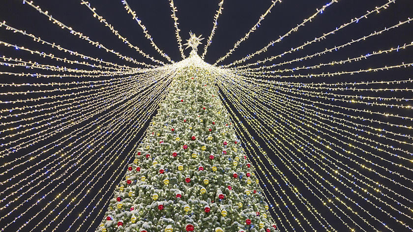 В Салехарде начали разбирать главную ёлку