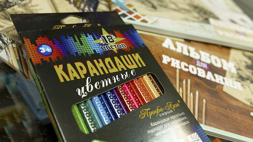 В Новом Уренгое юным авиапассажирам дарят раскраски и карандаши перед полётом