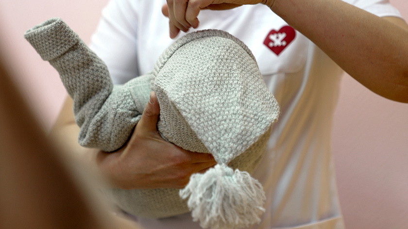 В Ноябрьске в честь 95-летия Ямала новорождённых выписывают в национальных костюмах