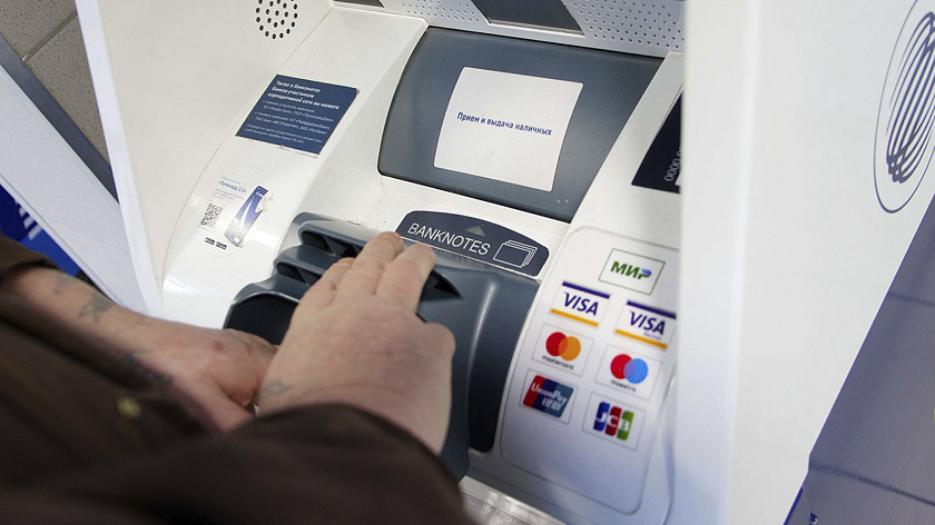 Эксперты порекомендовали российским пенсионерам снять наличные с карт до 30 апреля