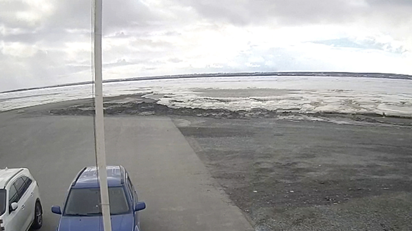 Жители Салехарда заметили первые подвижки льда на переправе