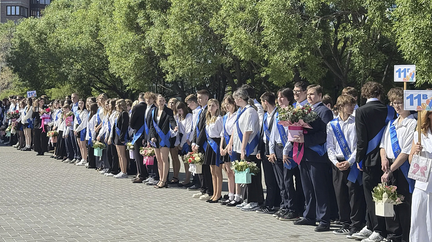 Более 6,5 тысячи выпускников услышали последний звонок в школах Тюмени