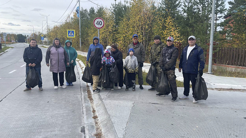Жители Харампура собрали около 50 килограммов мусора на берегу реки
