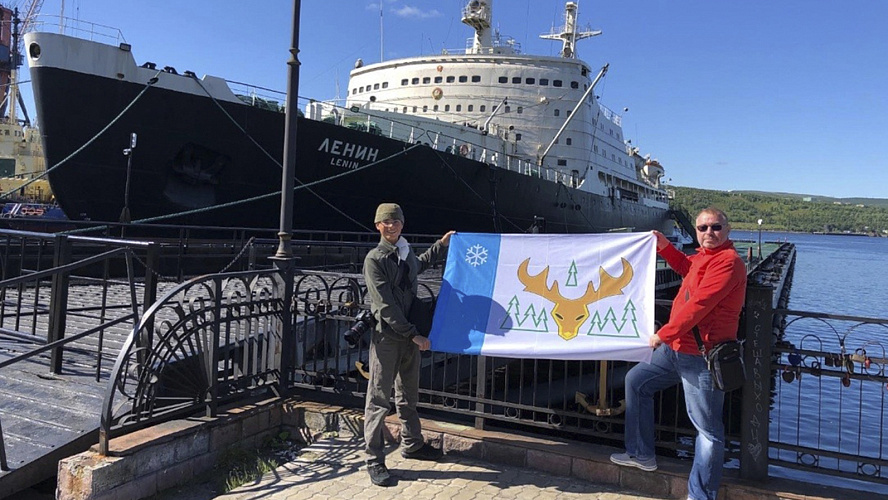 Фото: ВКонтакте | Флаг Лабытнанги шагает по планете