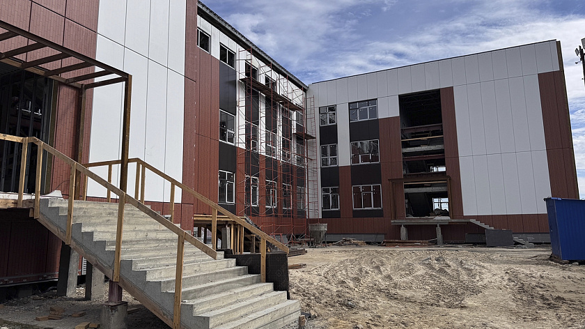 Строители начали устанавливать витражи и окна в салехардском лицее для старшеклассников