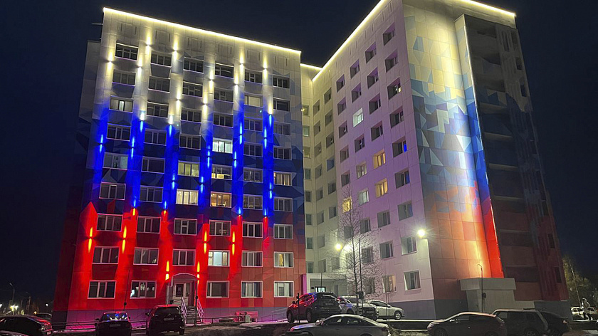 В Ноябрьске появился жилой дом в цветах российского триколора