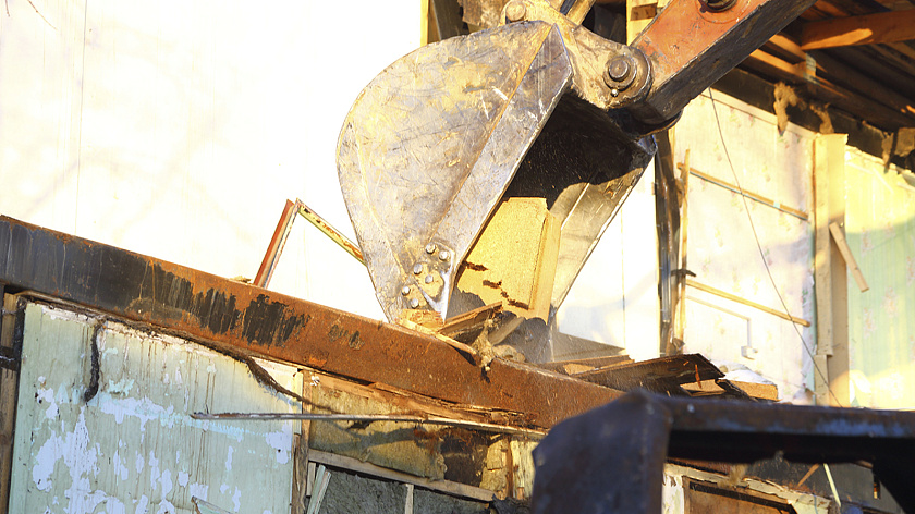 В центре Сургута снесли последний аварийный дом