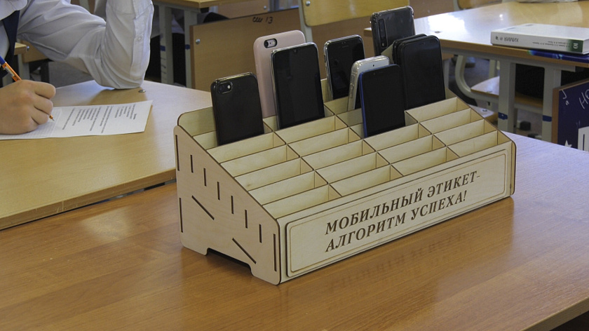 Школьникам Петербурга могут запретить пользоваться телефонами на уроках