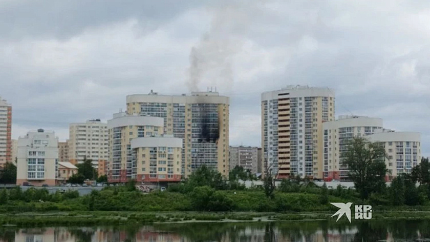 В Екатеринбурге загорелся многоэтажный жилой дом