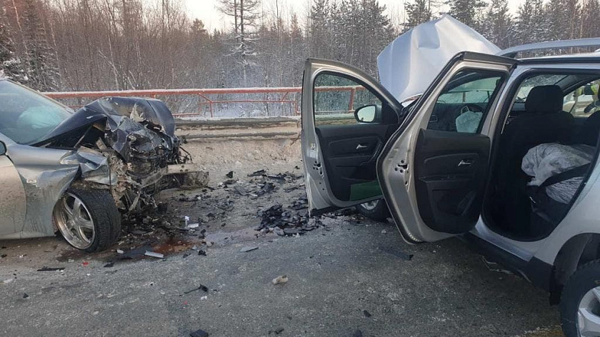 Несколько взрослых и детей пострадали в жёстком ДТП на главной ямальской трассе