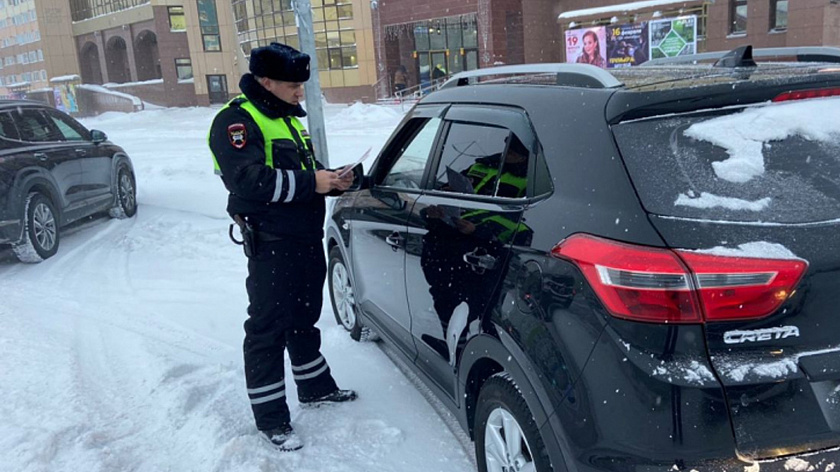 Полицейские Нового Уренгоя оштрафовали 24 водителя за неправильную перевозку детей  