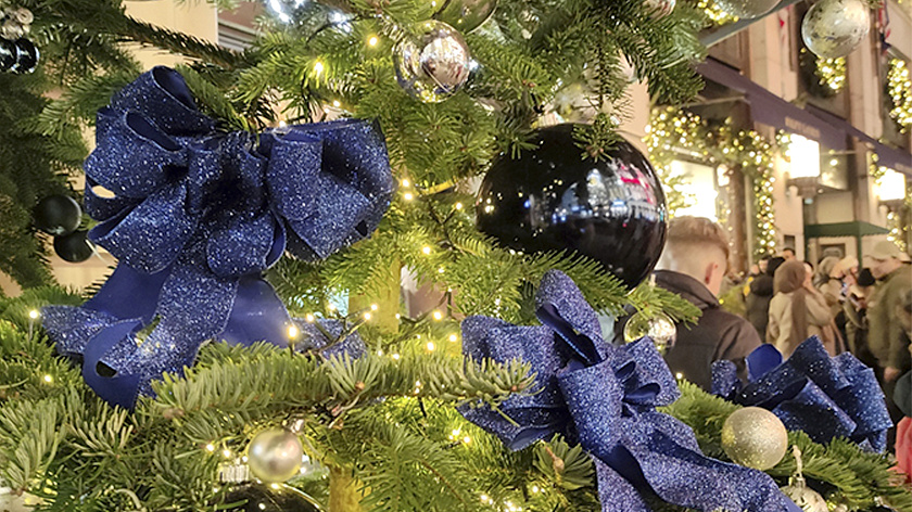 Аэропорт Нового Уренгоя украсили к Новому году