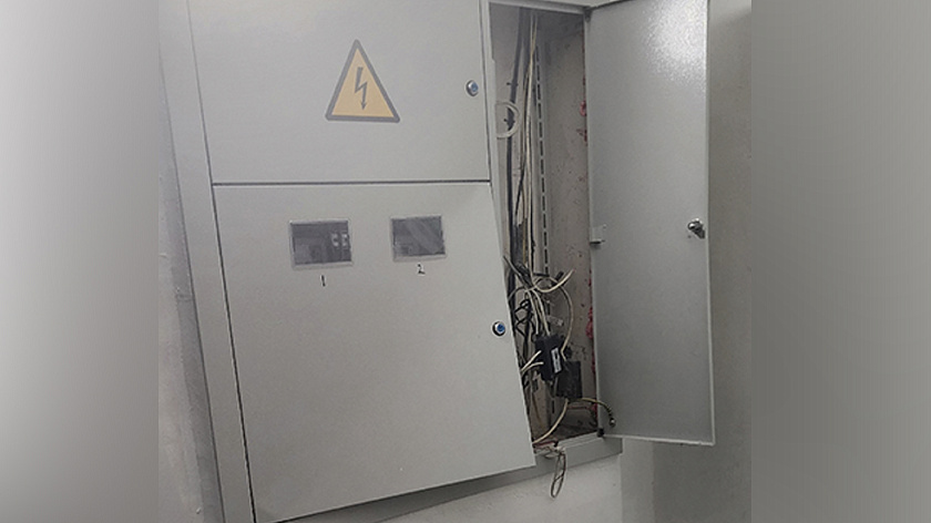 В Надыме массово жалуются на разорённое закладчиками интернет-оборудование в подъездах