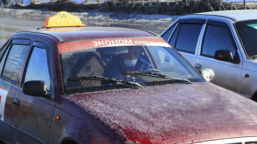 На Ямале официально запретили работать таксистам-нелегалам у аэропортов и вокзалов 