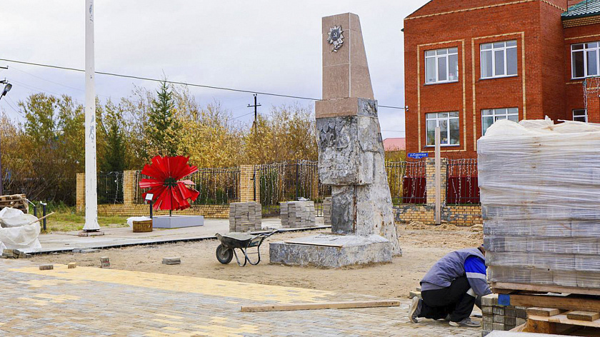 В Ныде начали реставрировать памятник «Ко Дню Победы»
