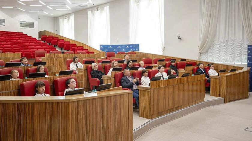 Школьники из Лабытнанги посетили с экскурсией ямальский парламент