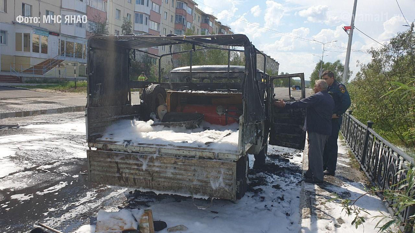 В Надыме на проезжей части загорелась «буханка» с газовым баллоном. ФОТО