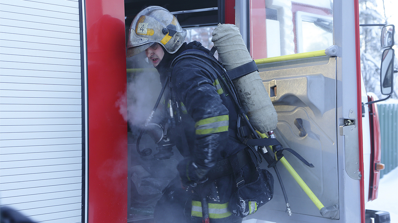 Крупный ночной пожар охватил ямальскую трассовую медсанчасть 