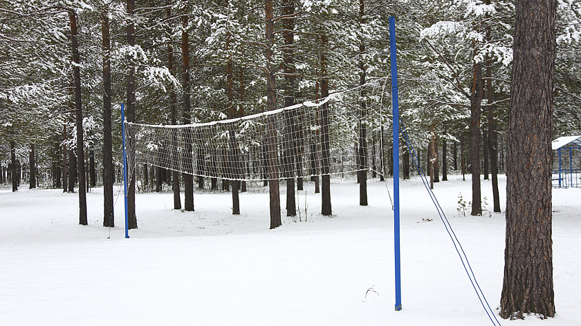 Более 20 команд приняли участие в соревнованиях по снежному волейболу в Салехарде