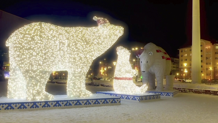 Площадь у Ямальской филармонии в Салехарде украсили светящиеся медведи