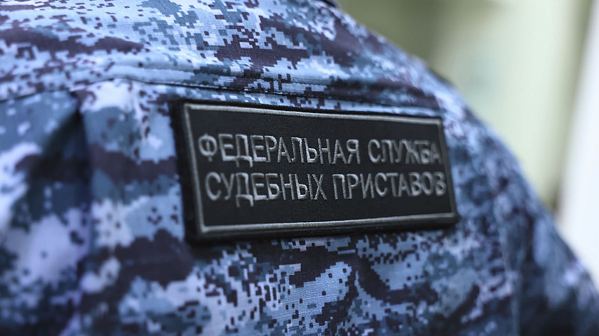 Приставы Надымского района спасли попавшего в снежный плен водителя