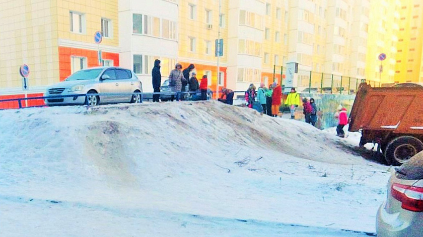 В Югре мальчик на тюбинге скатился с горки под колёса автомобиля 