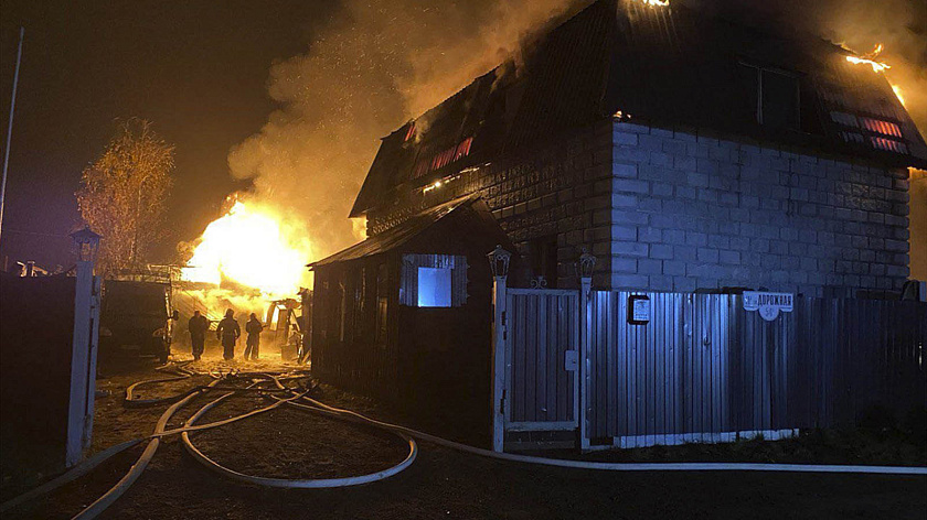 В Нефтеюганске ночной пожар уничтожил два жилых дома и автомобили