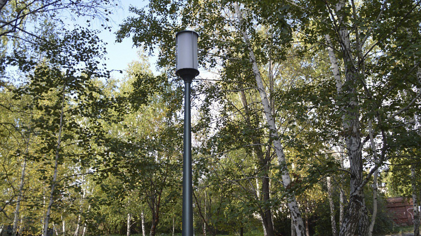 Современное освещение появилось в тюменском сквере Энергетиков 