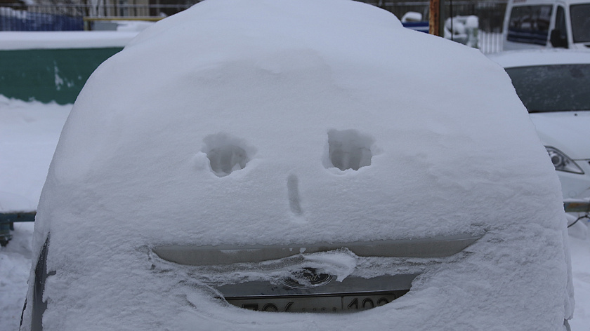 Уборка снега в микрорайоне Ноябрьска встала на стоп из-за нерадивых автовладельцев