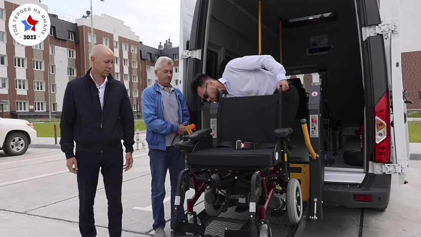 Глава Пуровского района подарил ветерану войны электроколяску