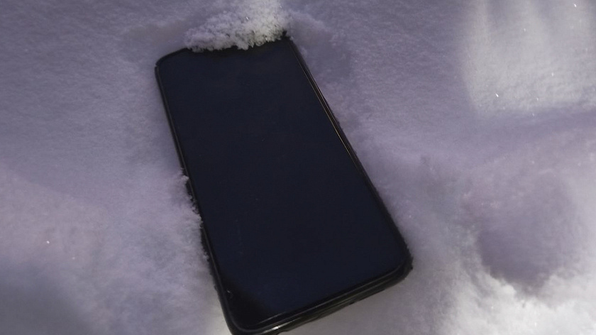 Россиян предупредили о рисках падения смартфона в снег
