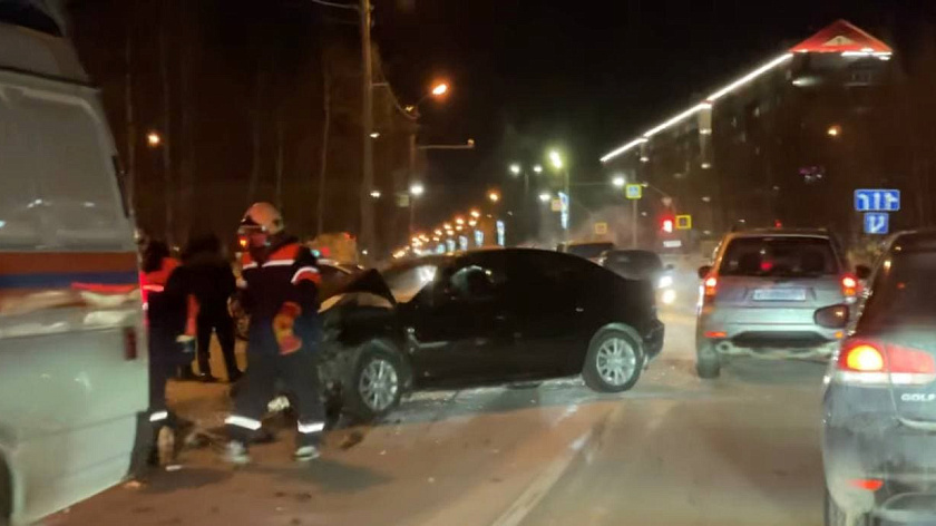 Два человека пострадали в крупном ДТП в центре Ноябрьска. ФОТО