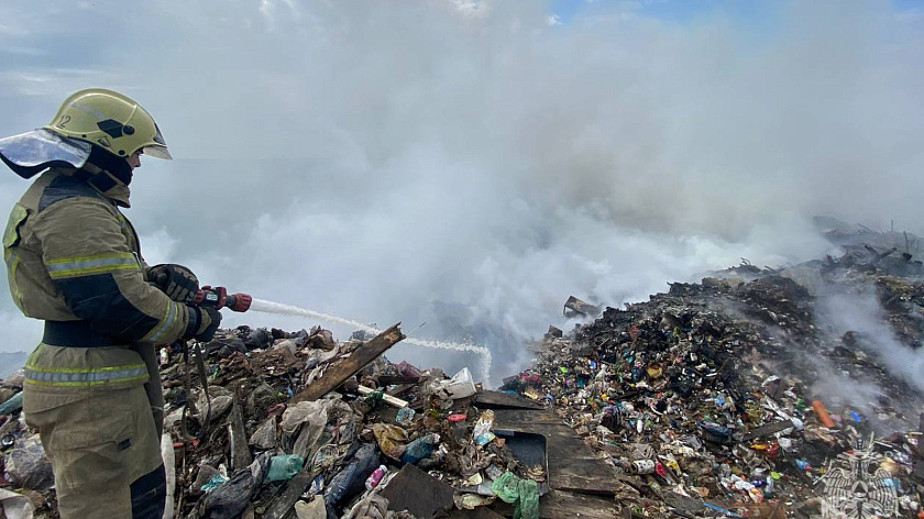 В Губкинском загорелась мусорная свалка
