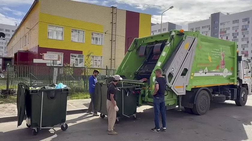 В Новом Уренгое на линию вышли два новых мусоровоза