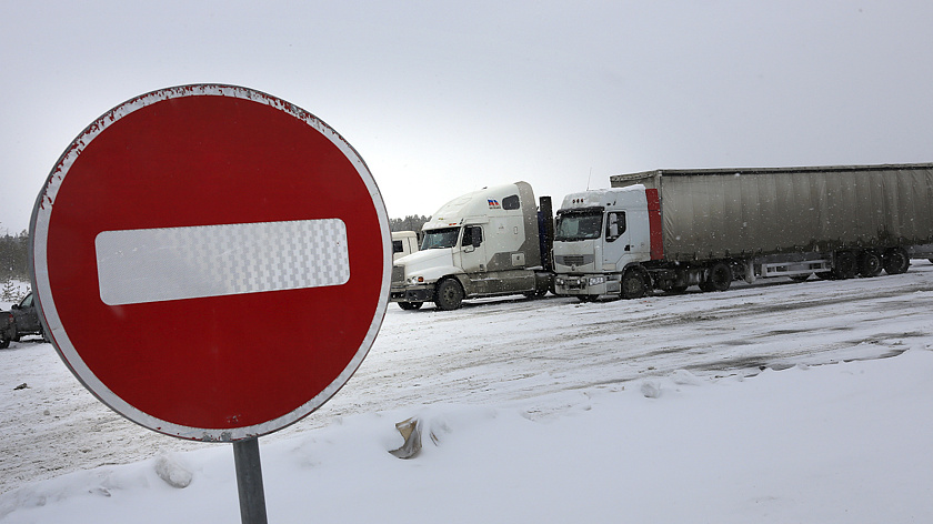 На Ямале из-за непогоды перекрыли три загородные автодороги 