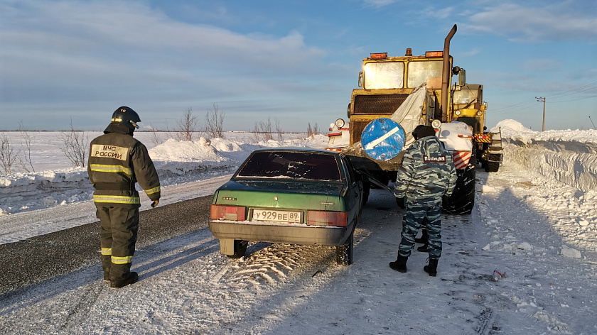 На ямальской трассе легковушка не поделила дорогу с трактором