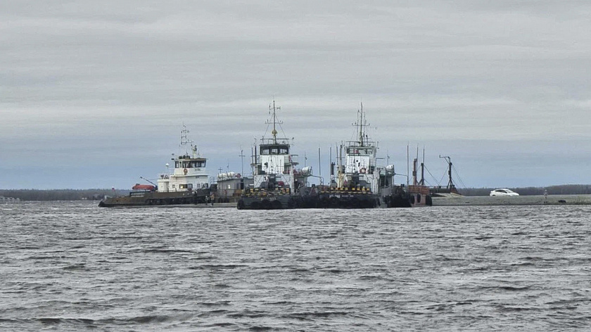 Ямальцев перевозят все шесть паромов в последний день работы переправы