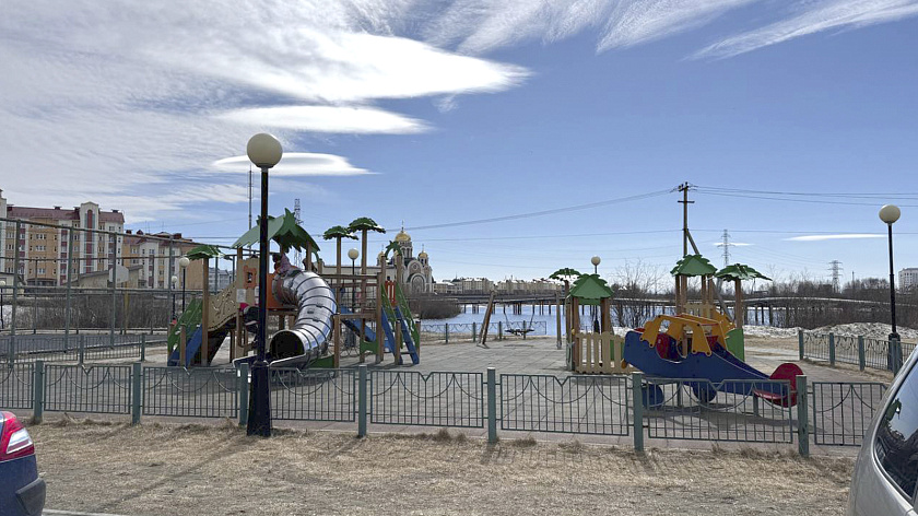 Новые игровые площадки и зоны отдыха появятся во дворах Салехарда в этом году