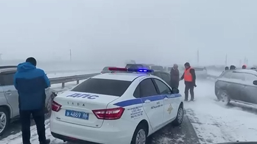 В Югре не менее 20 машин попали в массовое ДТП из-за сильной метели. ВИДЕО