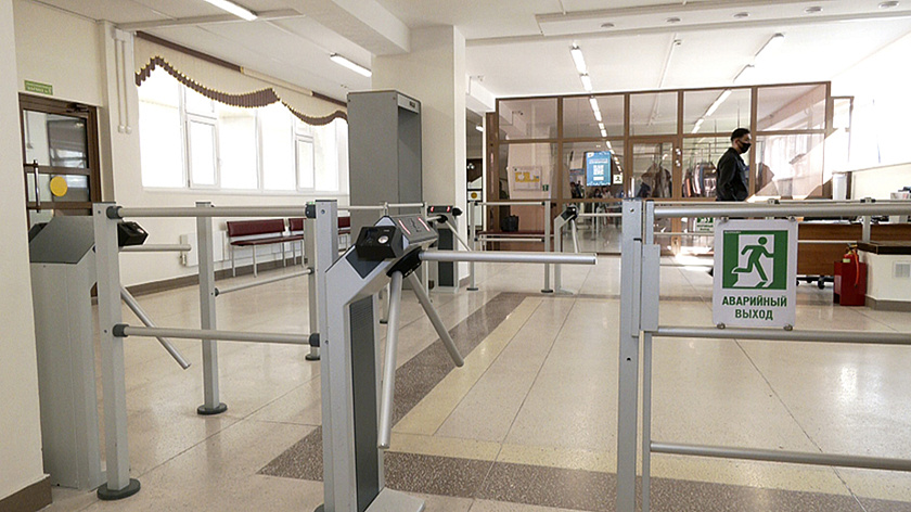 Ученика с ножом задержала педагог? Подробности инцидента в школе Нового Уренгоя