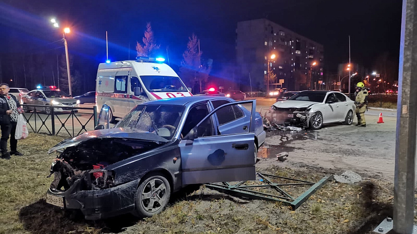 Два человека пострадали в жёстком ДТП с иномарками в Ноябрьске. ФОТО