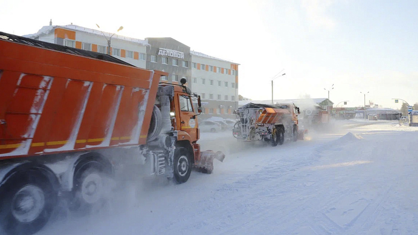 Романов назвал ситуацию с уборкой снега в Ноябрьске неудовлетворительной